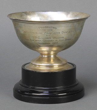 A silver pedestal bowl with presentation inscription Golkdsmiths & Silversmiths London 1918 with ebonised socle, 182 grams