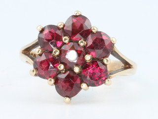 A 9ct yellow gold garnet cluster ring size K 