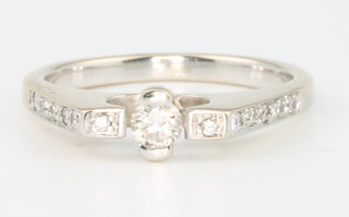 An 18ct white gold diamond ring size L 