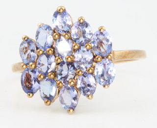 A 9ct yellow gold tanzanite cluster ring, size S 