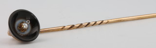 An Edwardian yellow gold agate and seed pearl tie pin