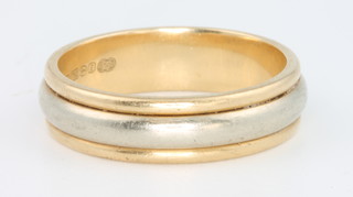 An 18ct 2 colour gold ring, size S, 7.8 grams