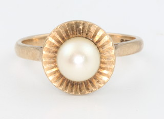 A 9ct yellow gold pearl set ring, size M, 3 grams