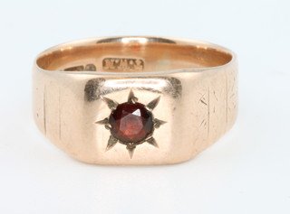 A 9ct yellow gold garnet ring, size Q, 4.7 grams 