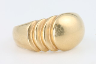 A gentleman's 18ct yellow gold ring size Q 1/2, 5.9 grams
