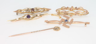 4 yellow gold bar brooches and a ditto tie pin