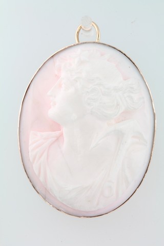 A Victorian yellow gold cameo portrait brooch