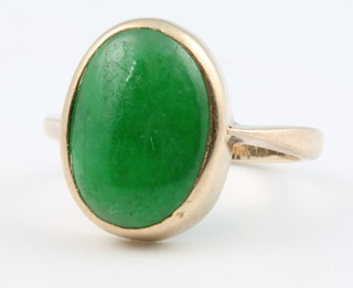 An 18ct yellow gold jade ring, size K 