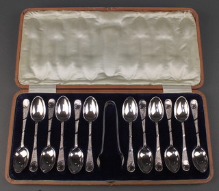A cased set of 12 fancy silver plated tea spoons and nips 