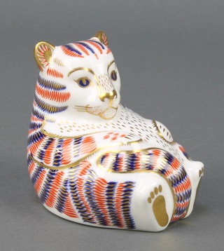 A Royal Crown Derby Imari pattern cat paperweight with gold stopper 3" 