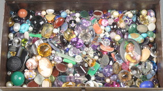 A quantity of loose stones including agate, lapis lazuli, amethyst etc