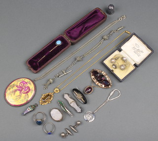 An Art Nouveau gilt and hardstone floral pedant and minor costume jewellery