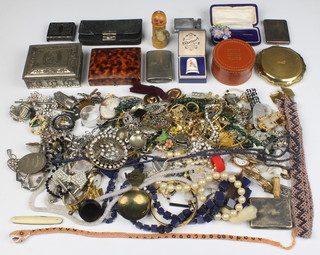 A quantity of Victorian later and costume jewellery 
