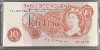 Banknotes,  one hundred mint and uncirculated 10 Shilling banknotes, numbered 72Y-537300-72Y-537399