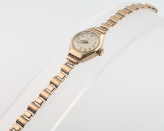 A lady's 9ct yellow gold cased wristwatch on a ditto bracelet 