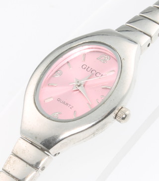 A lady's steel cased Gucci quartz wristwatch with pink dial on a chromium bracelet 