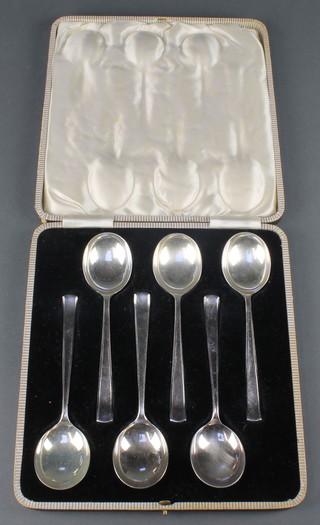A cased set of 6 silver plated soup spoons 