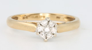 An 18ct yellow gold 7 stone cluster diamond ring size O 