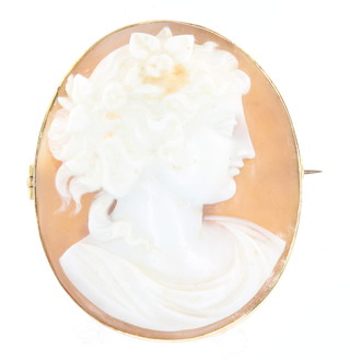 A 9ct yellow gold mounted oval cameo brooch 