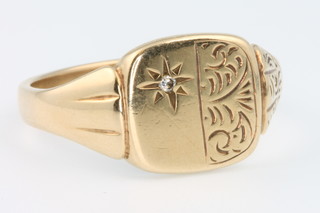 A gentleman's 9ct yellow gold signet ring size X