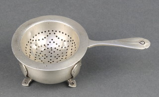 A Continental silver tea strainer and stand 81.1 grams