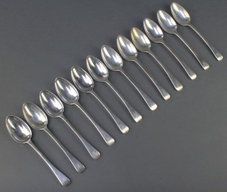 A set of 12 William IV silver dessert spoons, London 1830, 456 grams