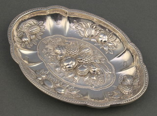 A Georgian design repousse silver dish decorated with fruits 4.75", London 1968, 70 grams