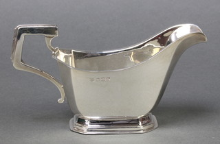 An Art Deco silver sauce boat William Neale and son Birmingham 1938, 144 grams