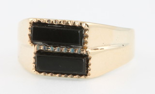 A 9ct yellow gold onyx set ring size K 