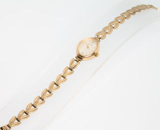 A lady's 9ct yellow gold Accurist wristwatch on a ditto bracelet 