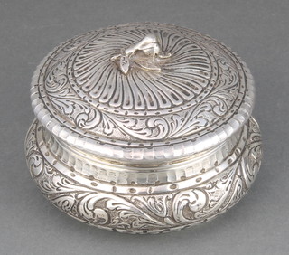 A Continental 800 standard bowl and cover with scroll decoration 260 grams