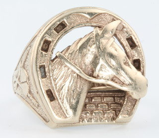 A gentleman's 9ct yellow gold signet ring in the form of a racing horse and horse shoe size R, 9.9 grams