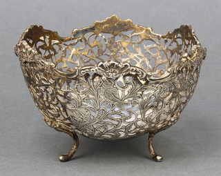 An early 20th Century Continental pierced silver bowl with birds and floral decoration, 122 grams, 4" 