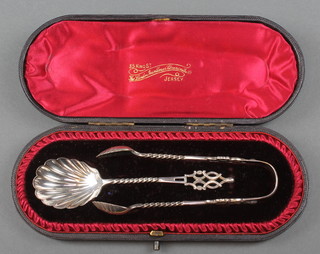 A pair of Victorian silver sugar nips and a matching spoon in a fitted case London 1895, 46 grams