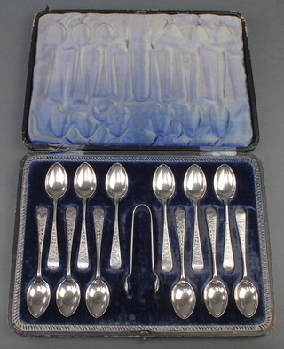 A set of 12 Edwardian silver teaspoons and nips with chased floral decoration in a fitted case Sheffield 1904, 170 grams 