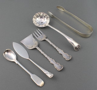A pair of Victorian fancy servers Sheffield 1898, a pair of nips, 2 spoons and a butter knife, 102 grams
