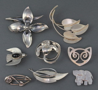 Eight silver brooches 70 grams