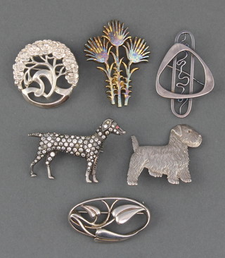 Six silver brooches 44 grams