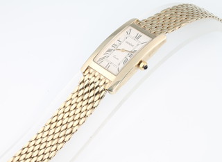 A gentleman's 9ct gold tonneau shaped Geneve quartz wristwatch and bracelet 