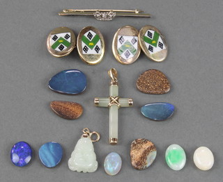 A quantity of loose stones including a hardstone cross, bar brooch and pair of cufflinks