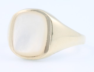 A 9ct yellow gold mother of pearl ring size O 1/2