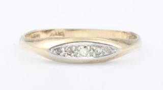 An 18ct yellow gold diamond ring size O 1/2 