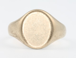 A 9ct yellow gold signet ring, size S, 6 grams