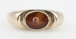 A gentleman's 9ct yellow gold hardstone set ring size N 1/2