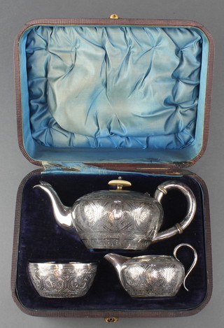 An Edwardian cased silver plated 3 piece bachelor's set 
