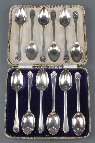 A set of 12 silver tea spoons with golf club decoration 160 grams, Sheffield 1933 