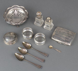 An Edwardian silver bon bon dish with pierced decoration Chester 1904, 2 napkin rings and minor silver items 122 grams 