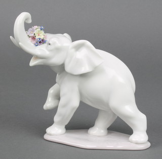 A Lladro elephant holding flowers 6461 5 1/2" 