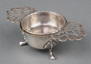 A silver tea strainer and stand Birmingham 1962, 100 grams
