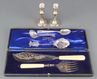 A pair of Edwardian silver plated cased fish servers and minor silver ware 